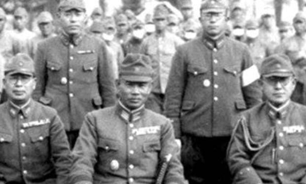 1940年5月，一名地下党投靠了日军，见到日军队长后，他突然他拿出手枪，对着日军