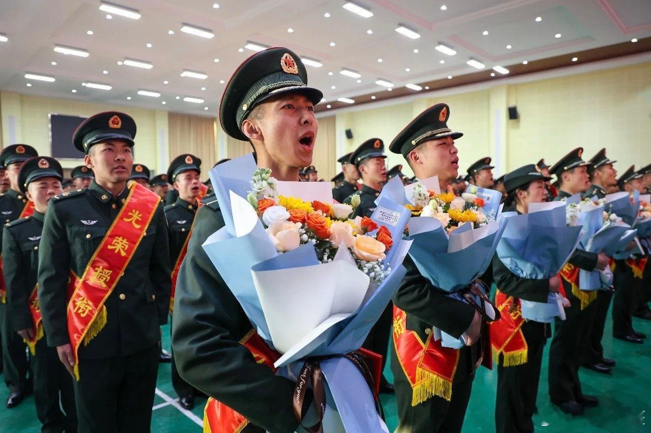 铸剑中原早安军营原原说早晚安 肩章闪耀，铭刻奋斗足迹初心如磐，续写军旅荣光一纸命