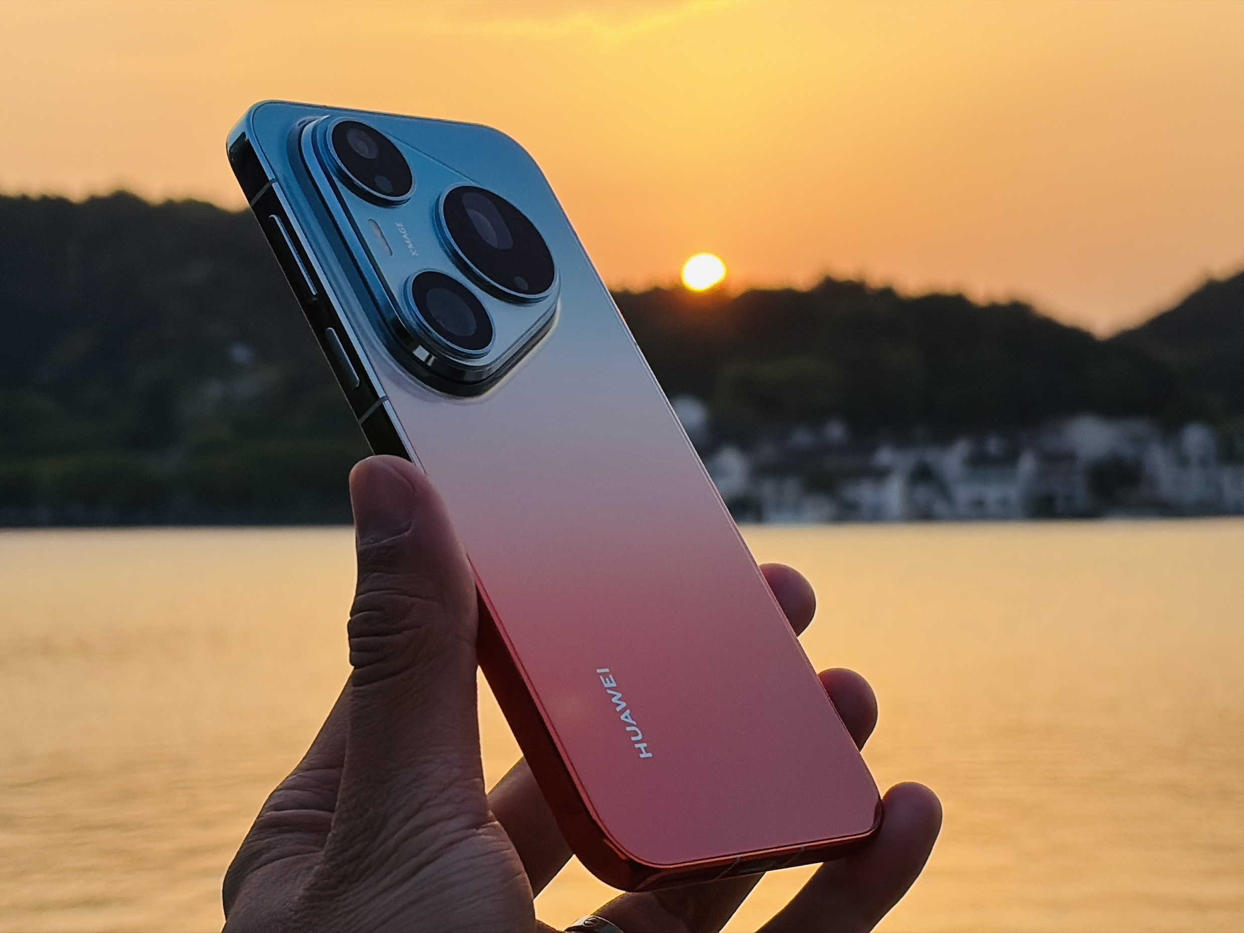 华为Pura 90 Pro Max这个「橘子海」配色，在夕阳落下的这一瞬间，具象