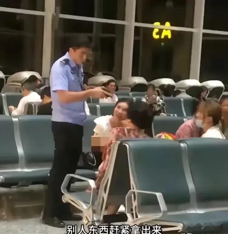 老太太顺手牵羊？在张家界机场，一幕让人啼笑皆非的场景引发了不少围观者的热议。你能