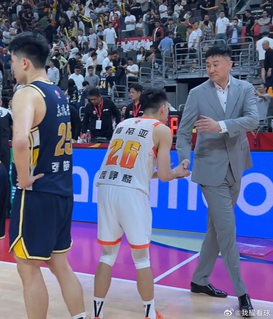 庞峥麟赛后向杜锋指导鞠躬握手致意，昨晚广西老六全场受到了重点盯防，这份“特殊照顾