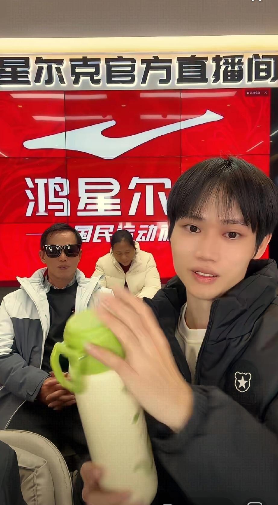 粉丝们被梁志辉弟弟的手迷住了，纤纤玉手，像极了女孩子的手，又细又长又白皙，粉丝们