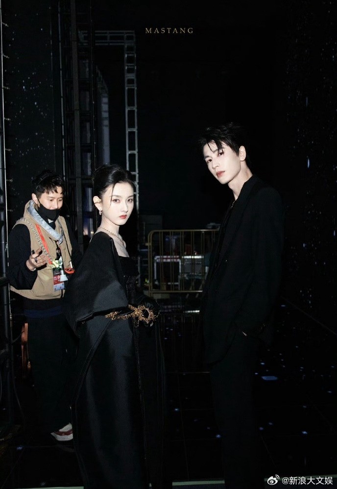 张凌赫宋祖儿 对我眼睛很好谁给张凌赫宋祖儿递本子 张凌赫、宋祖儿，对我眼睛很好的