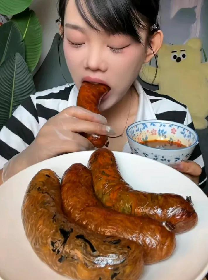 美食佳肴满桌摆，香飘溢口人欢笑。#十五最美的肴# #分享美食轶事# #美食的魅力