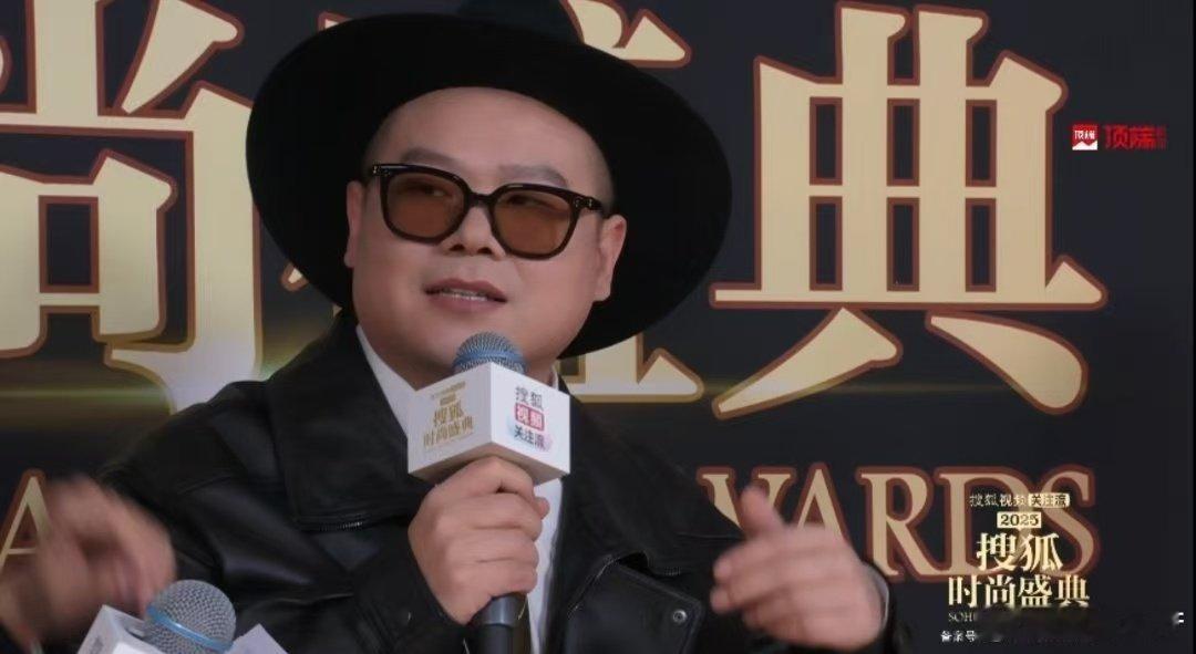 岳云鹏从兜里掏出俩核桃就盘上了救命！小岳岳和雷佳音的爱好联动太绝了！被问解压方式