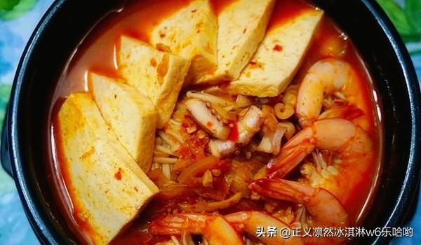 韩国虾料理超美味，给大家推荐两款。
💥韩式鲜虾大酱汤是经典。大酱可是韩国国食，