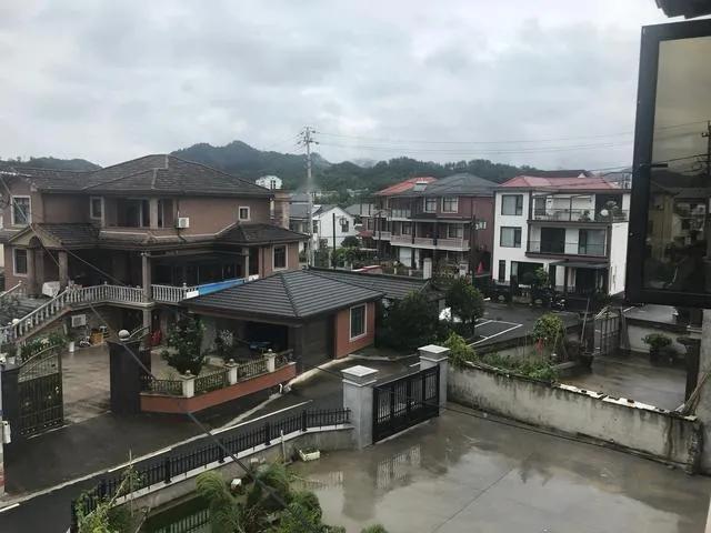 浙江临安的农村，村里非常干净，几乎家家都是一栋小洋楼，很养眼，不愧是连年荣登全国