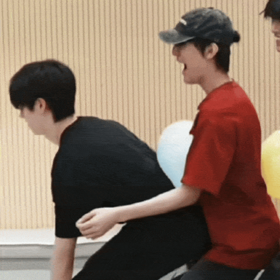 你们看过人体蜈蚣这部电影没 这张动图就完美诠释了概念3p 