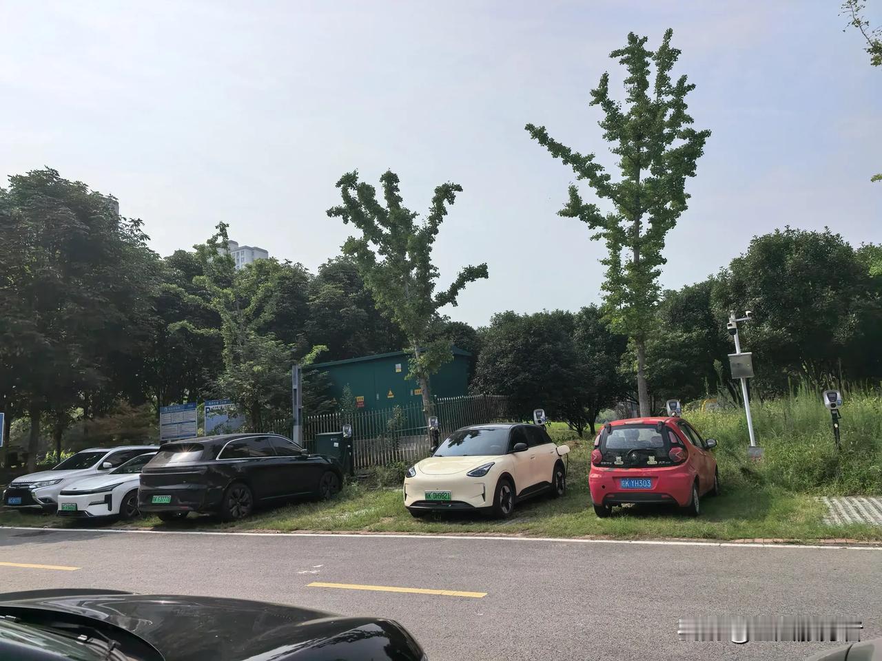 随着电动车的普及，各地的充电桩越来越多，无论是大小城市，包括乡镇，几乎到处都有充