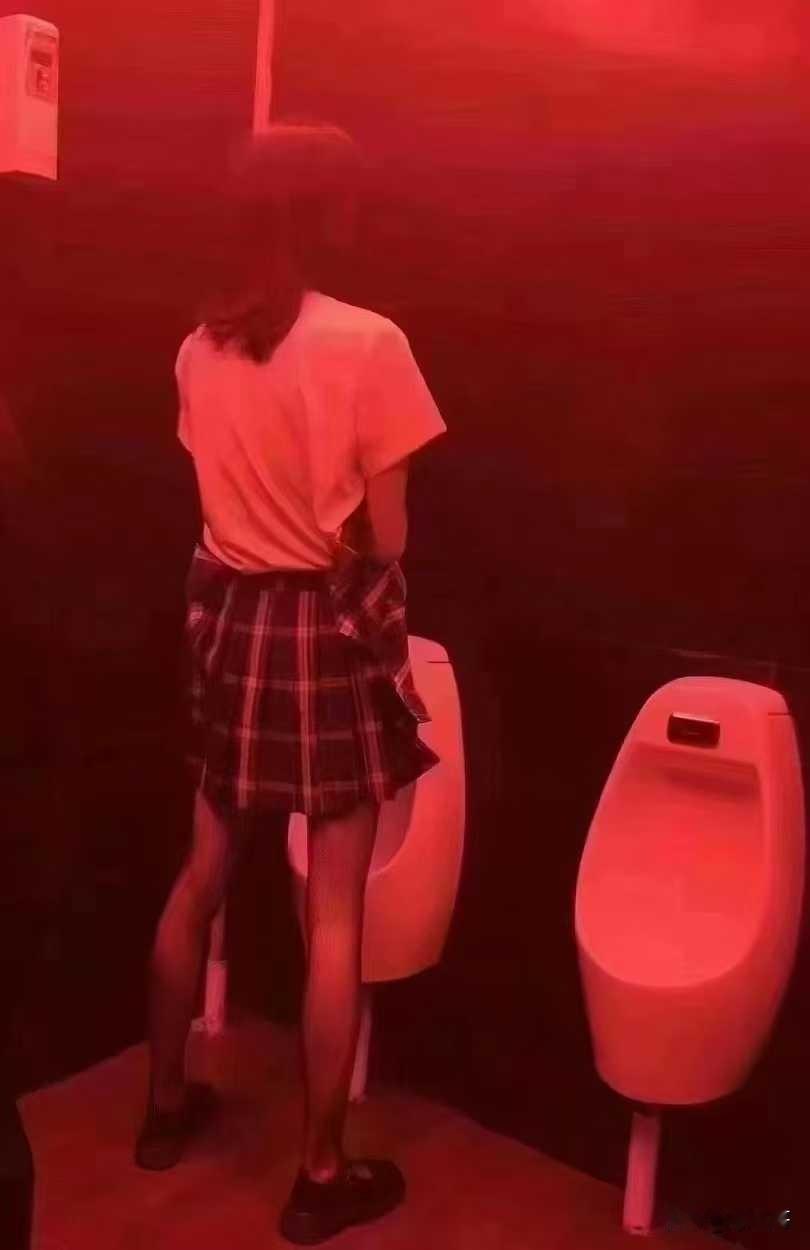 你说去厕所，没说去男厕呀