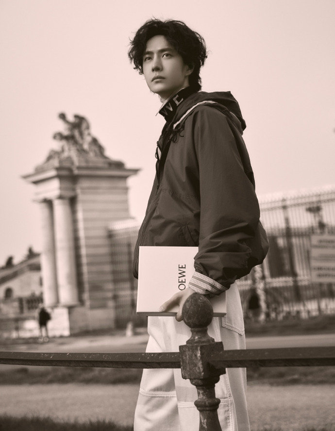 王一博看秀运动风造型王一博时装周依旧小卷毛 王一博时装周依旧小卷毛，王一博看秀运