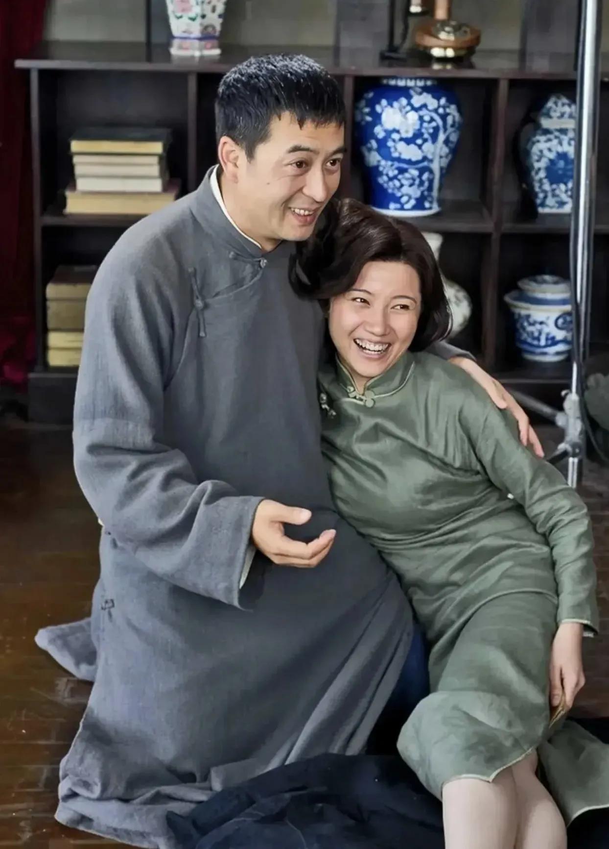 左边张嘉译，右边颜丙燕，颜丙燕是一位很有名的演员，演技非常出色。例如:张嘉译颜丙