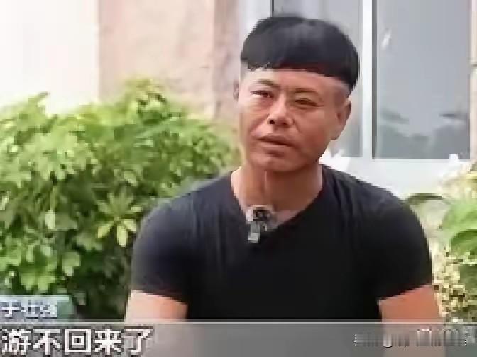 山东威海，一家3口去海边玩，结果，父子俩不慎被海浪卷走，妻子急得大喊：“有人会游