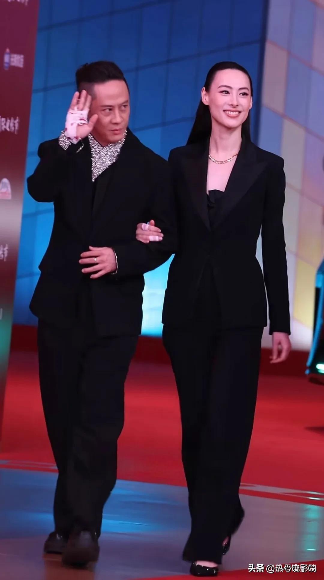 2026年6月，第28届上海国际电影节红毯，梁洛施首次公开挽男友马浴柯合体亮相，