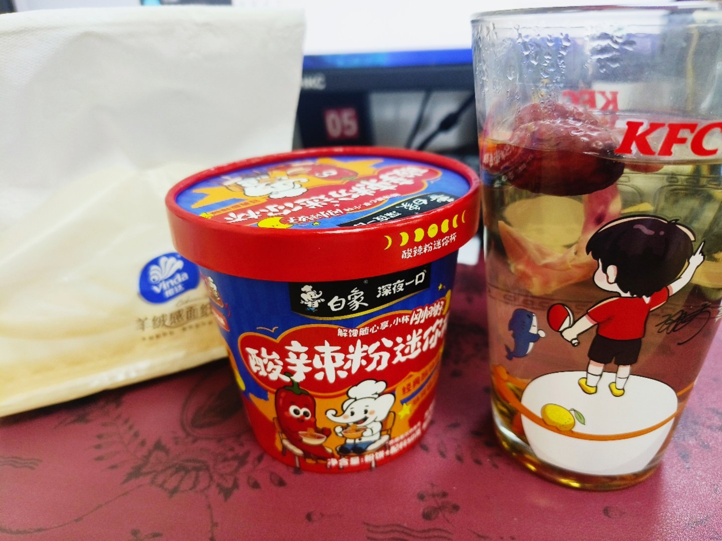 十分钟解决了早饭，老肯这个杯子可以直接装开水的哈，完全没问题。 