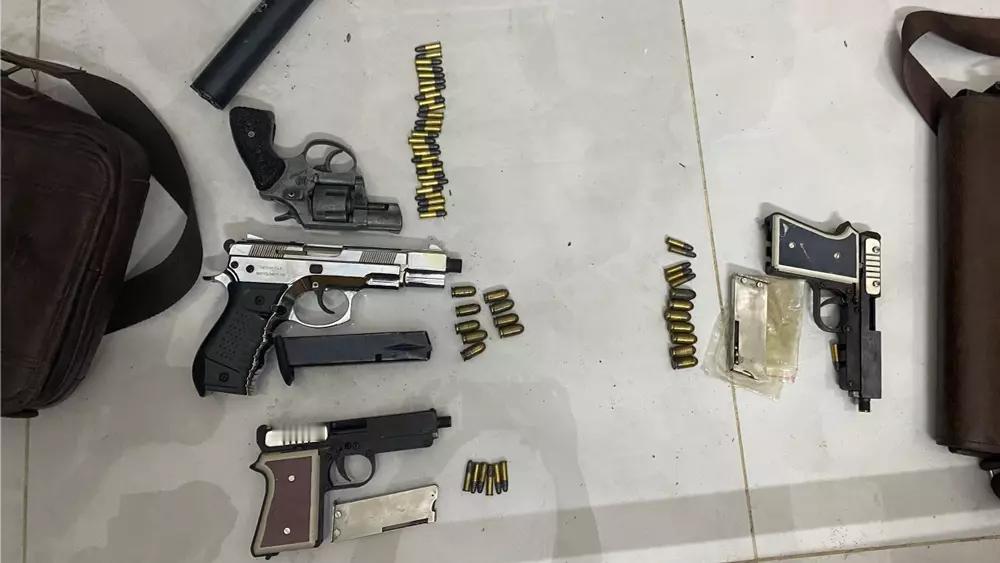 越南平阳省警方在胡志明市出租屋里缴获的4支枪，59发子弹以及许多工具与赌博和组织