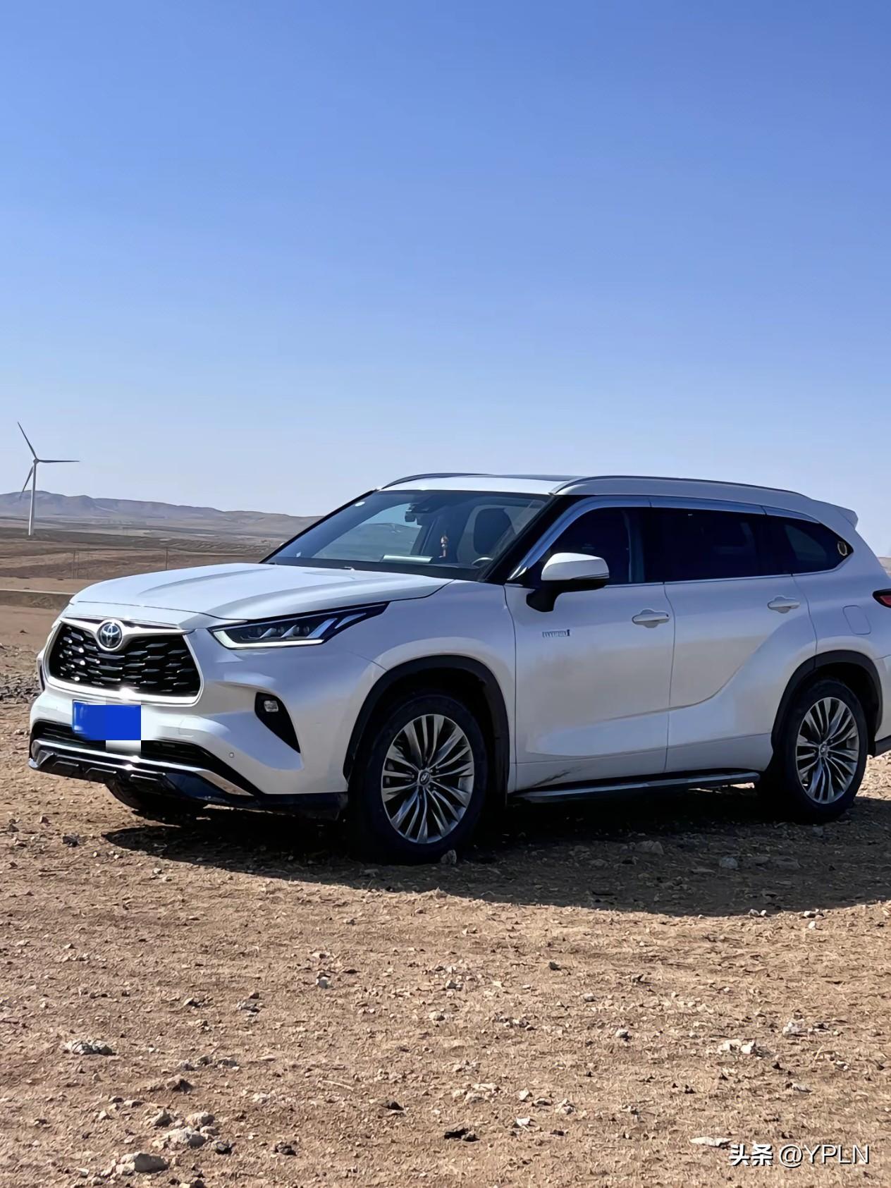 汉兰达是穿了西装的都市精英，普拉多则是满身泥泞的荒野猎人。前者让你在高速服务区体