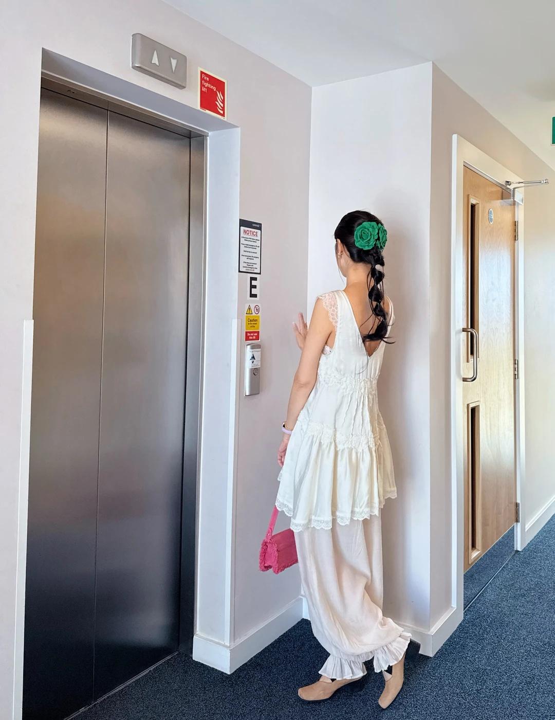 茉莉公主(不是💚
内衣 - HM(之前发过哈
裤子 - HM(之前发过哈
上衣