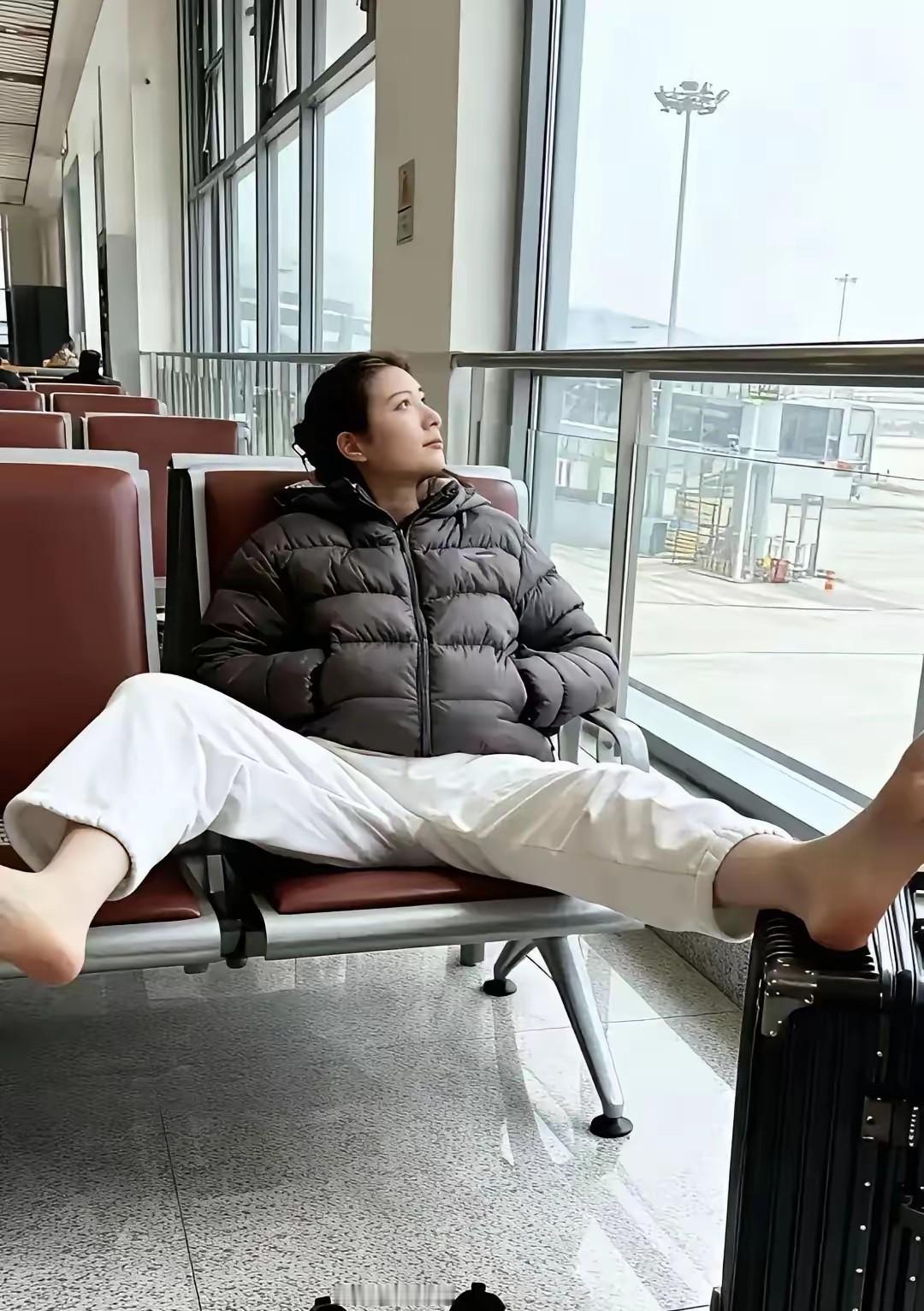 成都机场一姑娘光脚劈叉走红，

粉丝猛涨，

网友却吵翻了天。

这事发生在前两