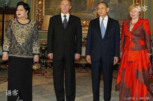 诗丽吉王后夫妻与普金夫妇合影，四人表情神同步。