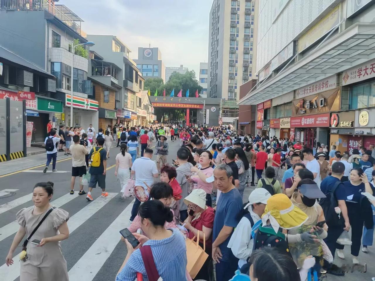 2025年高考的作文题目出来啦！
让我比较好奇的是，全国一卷二卷不稀奇。
为什么