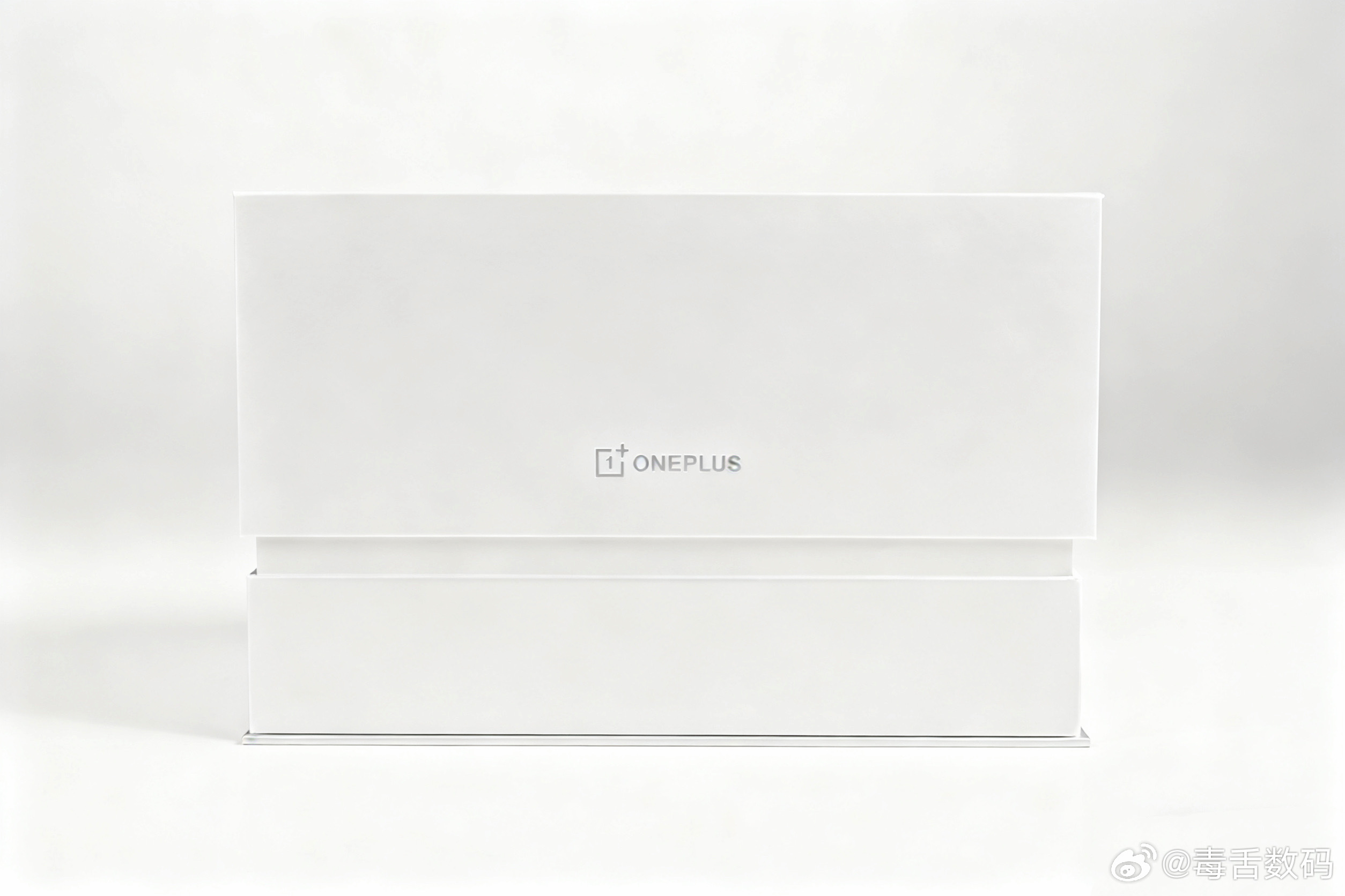 收到一加Ace 6T邀请函，是一个手机休眠舱，暗示有了一加Ace 6T，其他手机