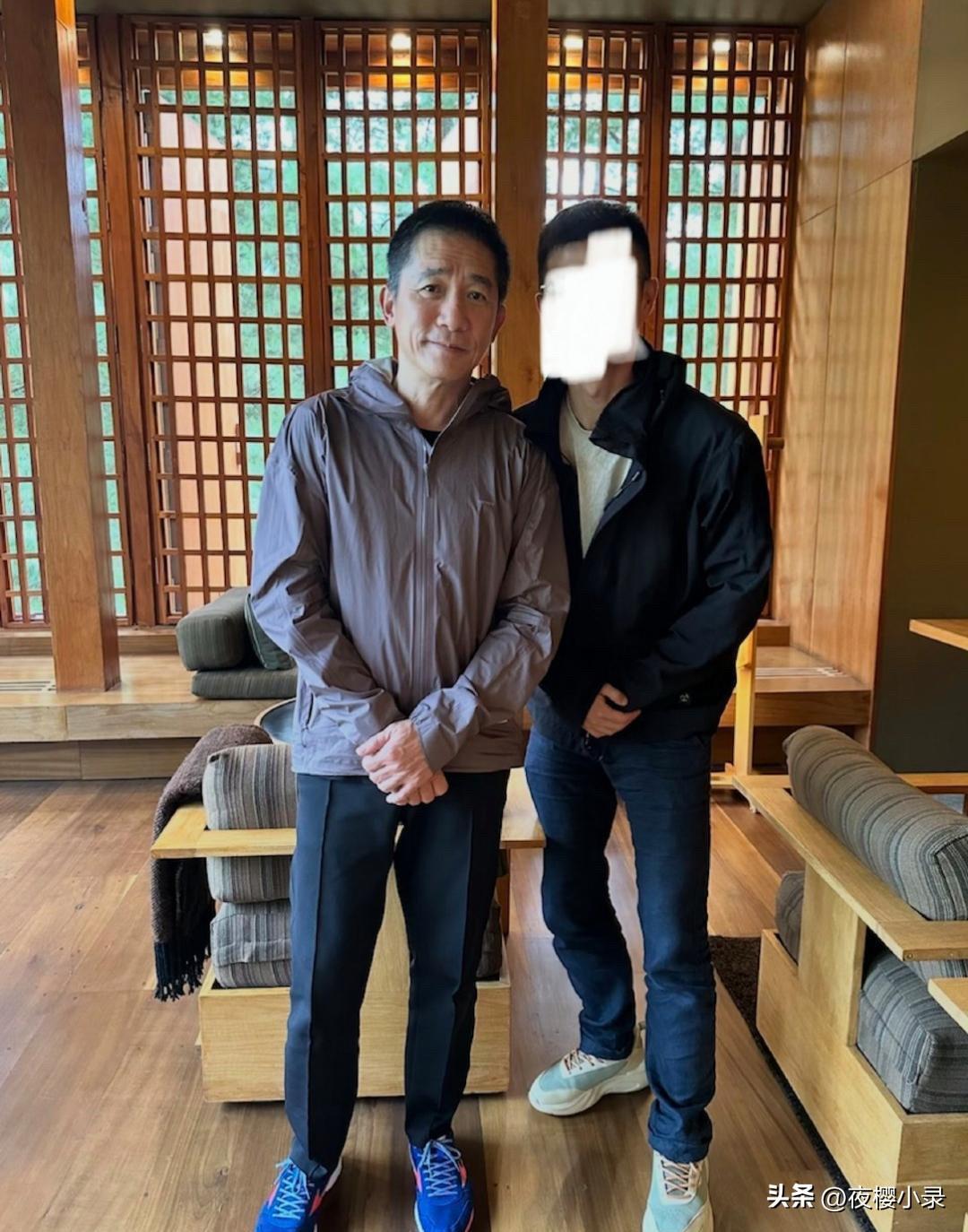 梁朝伟和刘嘉玲在不丹会见佛教大师宗萨钦哲仁波切，他看起来苍老了好多，身材消瘦，现