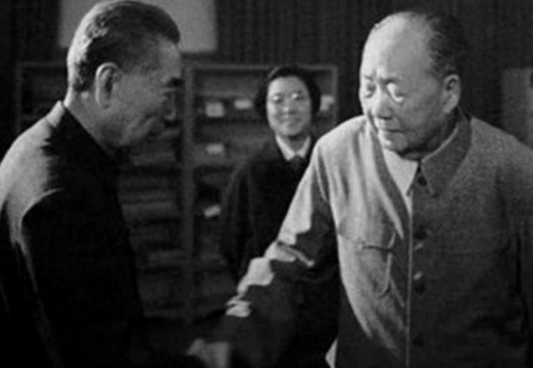 1974年，周总理向毛主席请辞后为何又折返回来，还坚持要陪主席多待两天呢？
19