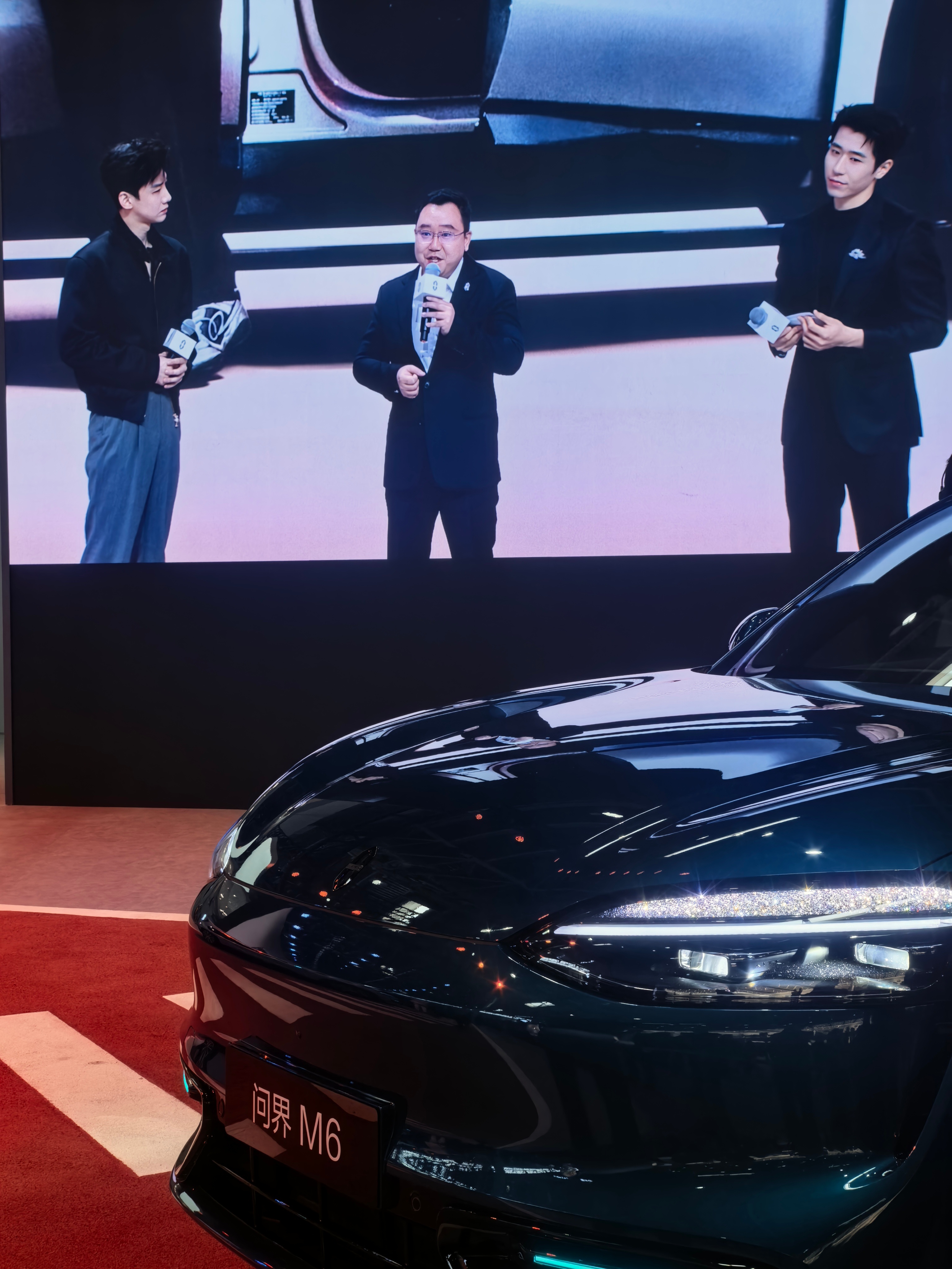 问界 M6，年轻人的第一台车。大定已经破 10000 台了。北京车展问界m6