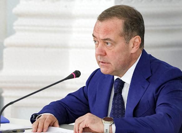 特朗普突然搞出大动作，不仅当众放话说要退出北约，还骂北约就是个中看不中用的纸老虎