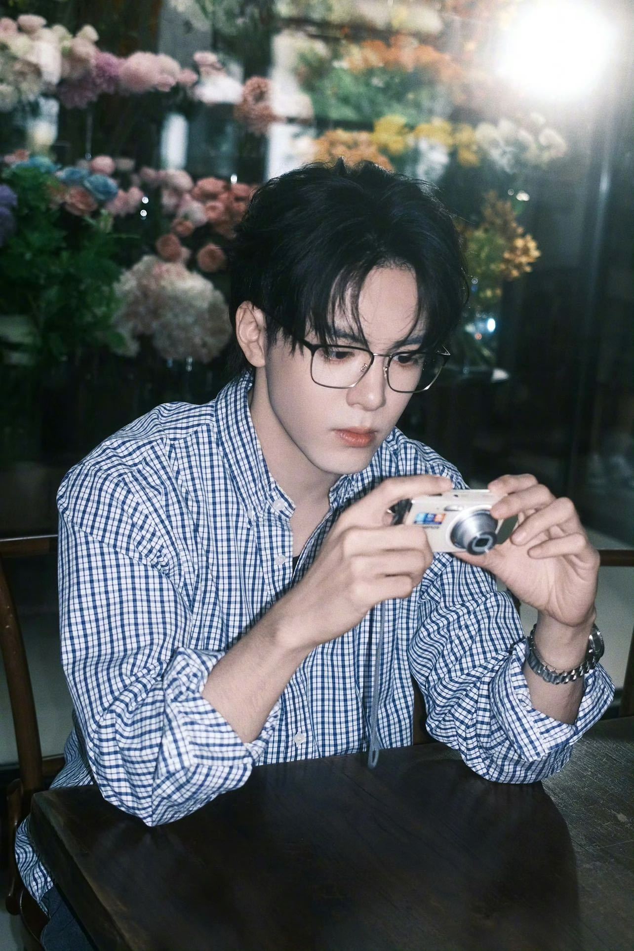 曾舜晞加入群聊 曾舜晞水灵灵加入群聊啦！躺着营业、躺着宠粉，主打一个松弛又贴心。