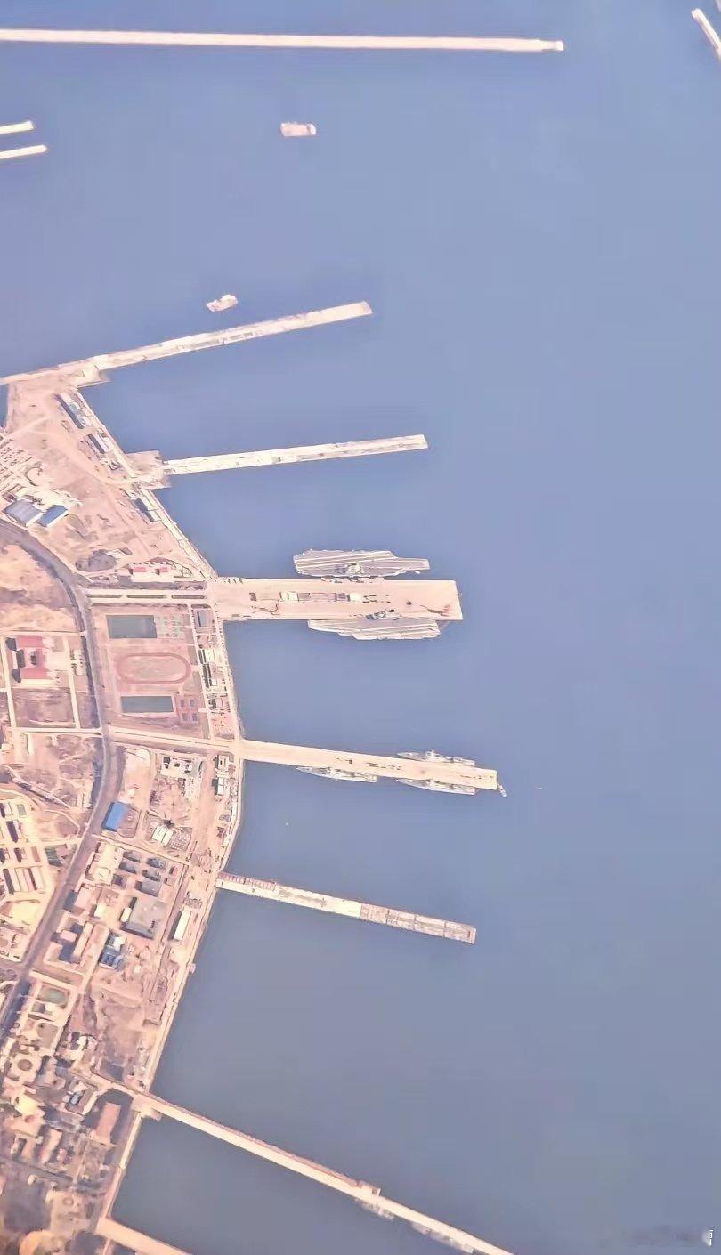 福建舰和辽宁舰罕见同框停靠同一码头这种突堤式码头也只有中美这种大国能用得起俄罗斯