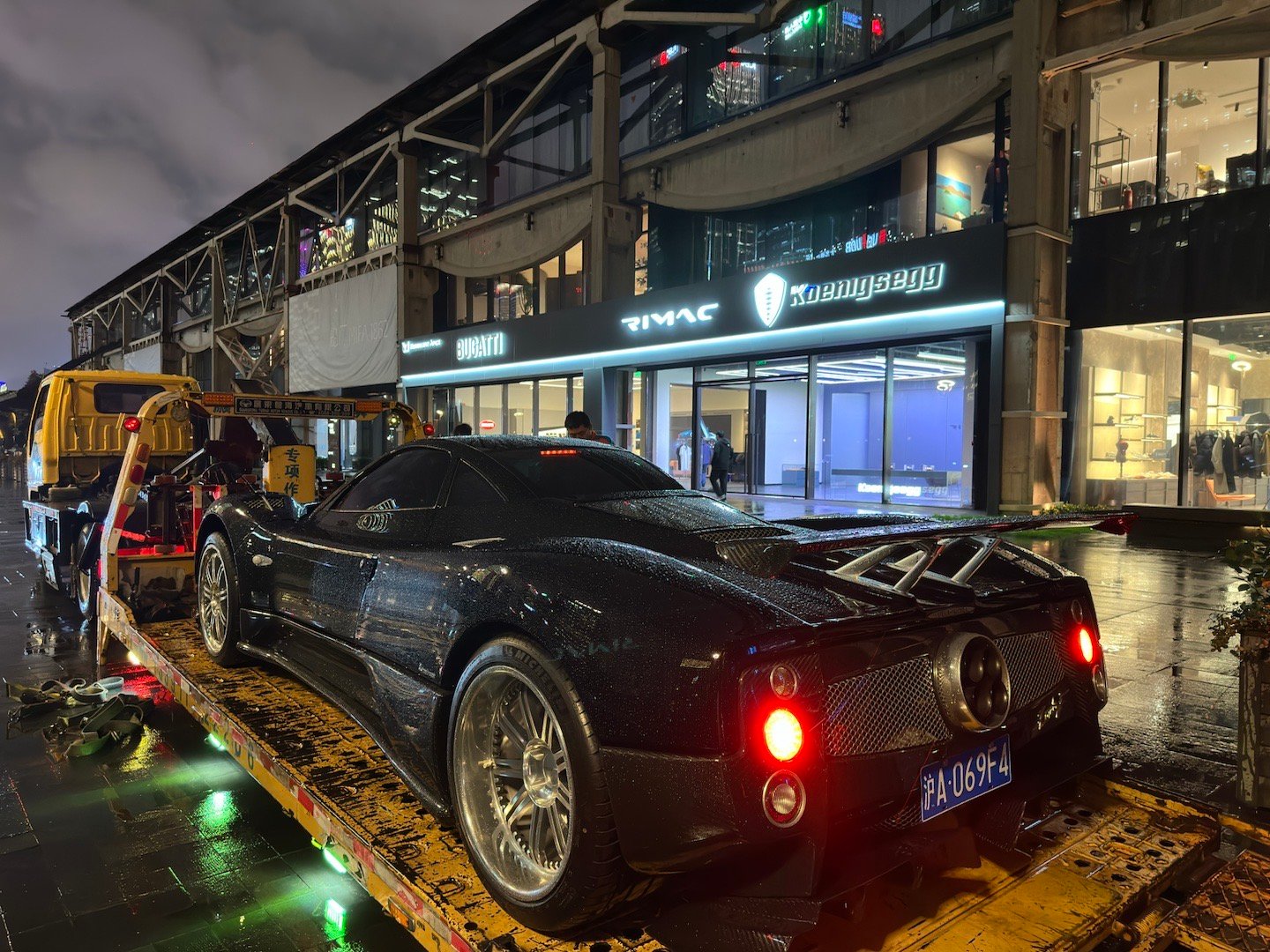 帕加尼zonda f 来布加迪展厅了拍了几张 巨帅啊车超跑汽车布加迪f1帕加尼新