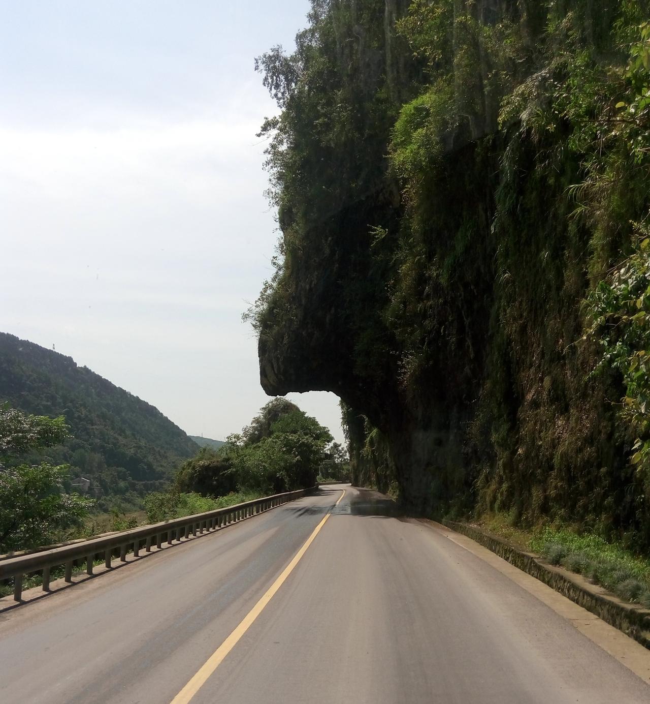 北碚观音峡鹰嘴岩，这条公路是沙坪坝到北碚的，修建于上世纪50年代初，后来属于21