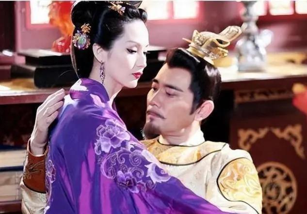 公元568年，太子陈叔宝在小妾龚氏的房间里，因为一个貌美的丫鬟张丽华，引发了一场