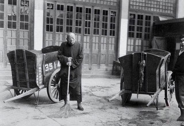 51年，陈毅让83岁的黄金荣扫大街，蒋介石得知后感叹：陈毅真厉害。
 
黄金荣从