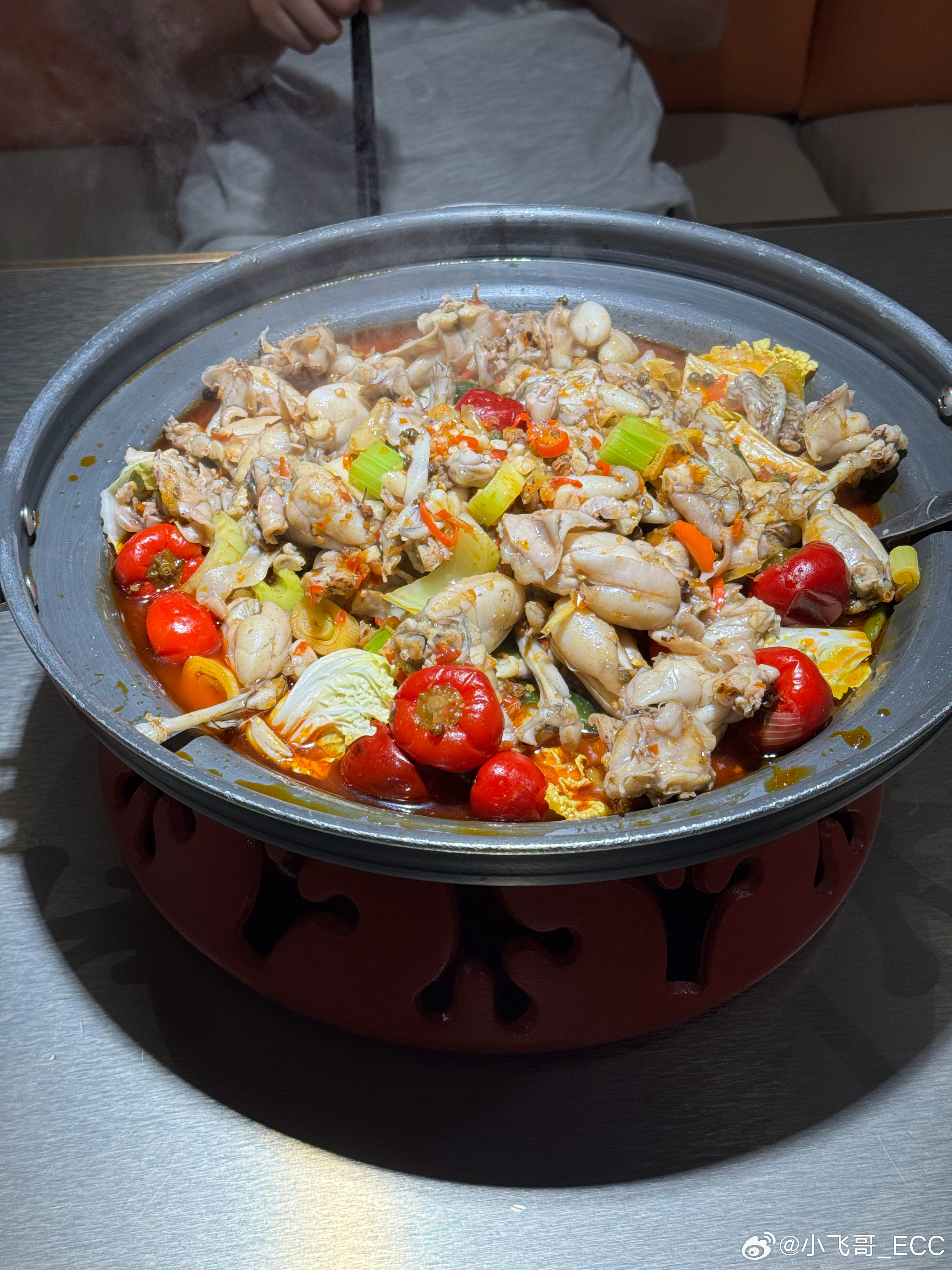 来吃个牛蛙，好怕这家店倒闭，人一直不多，这家的牛蛙超级好吃，现杀现烧。没办法，餐