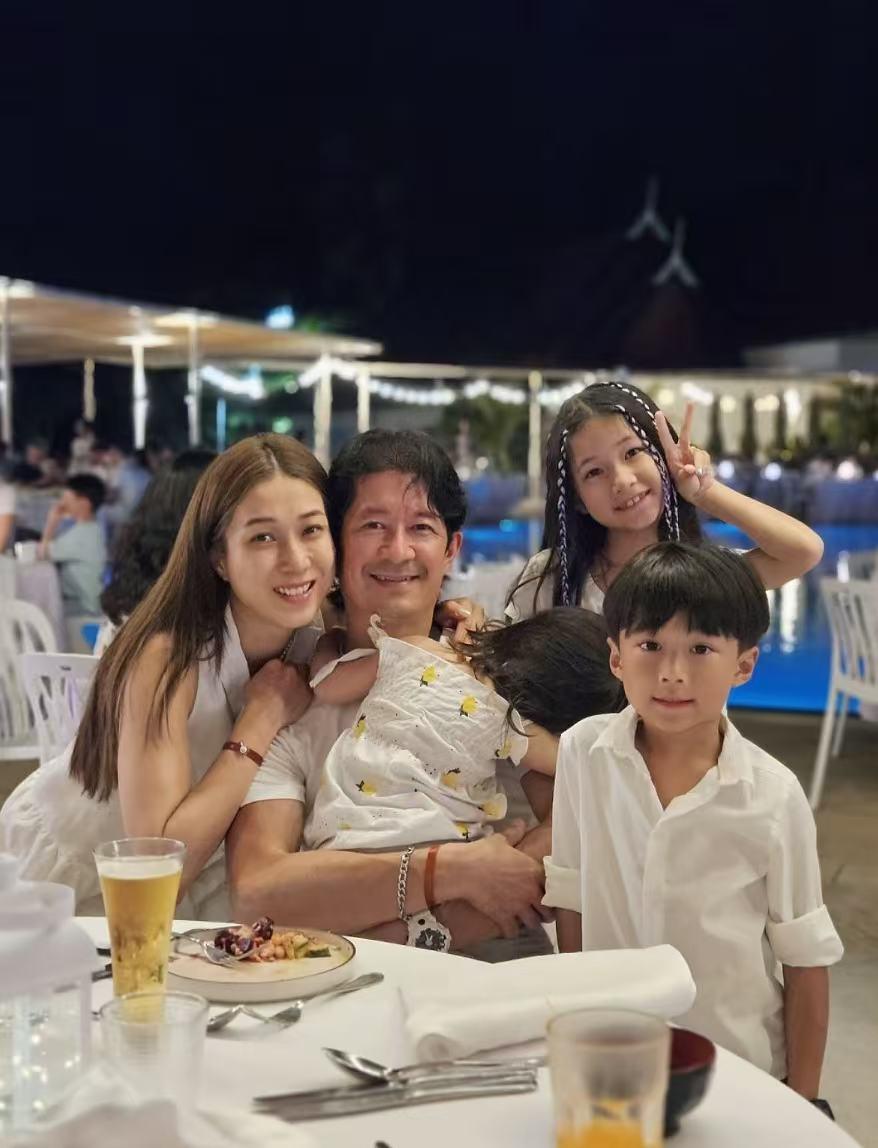 钟嘉欣坦言，虽然工作家庭无法平衡，但无论如何自己都会把家庭放在首位。

被问到老