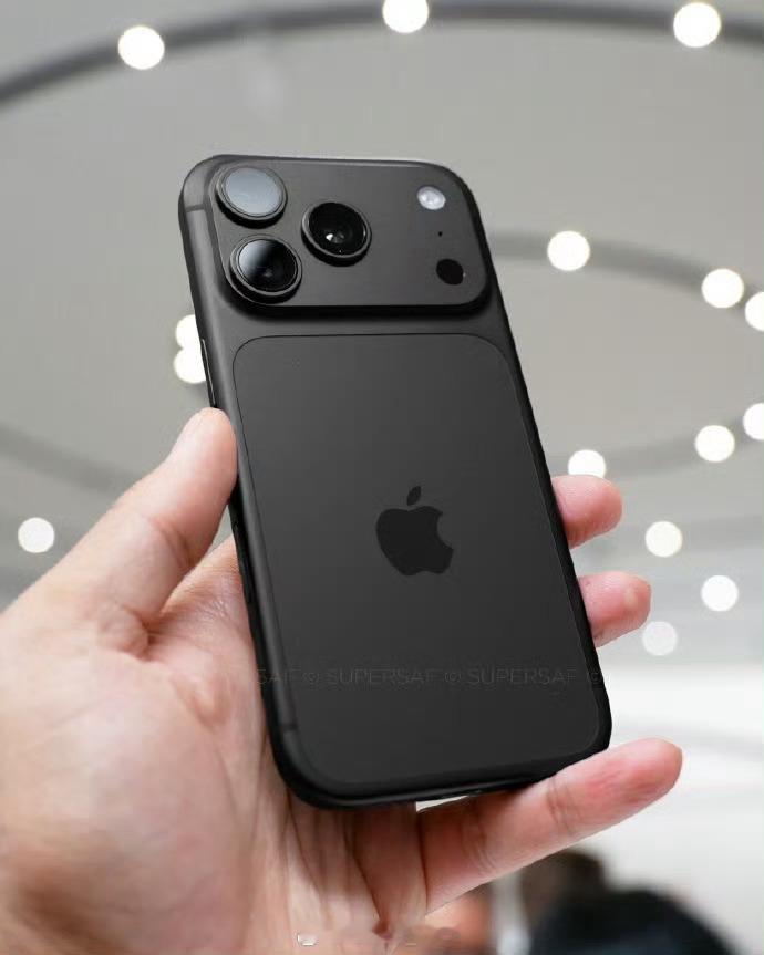 小米17Pro 这两台黑色版的手机你觉得是小米17pro的好看还是iPhone 