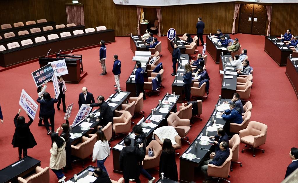 国民党党团、民众党党团发动弹劾赖清德提案，今（26）日理发院会正式提案，将2度邀