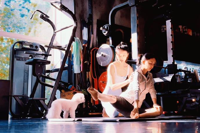 #佟丽娅腿部肌肉线条##佟丽娅晒福佳艺训练日常#佟丽娅的腿部肌肉线条，让人感受到