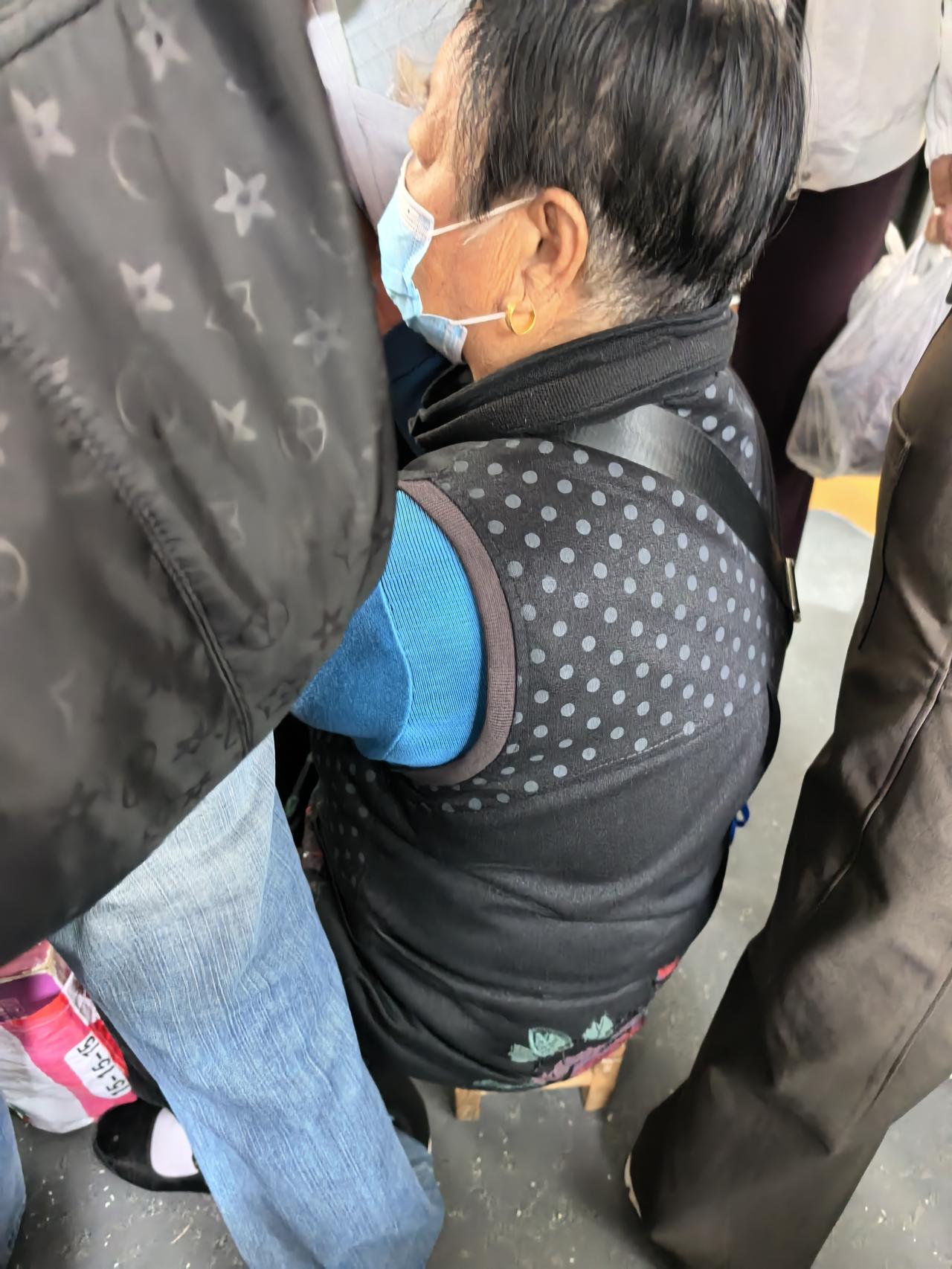 晒图笔记大赛大妈真有先见之明。十一佳节，公交车上都是老年人，拥挤的很，大妈真有先