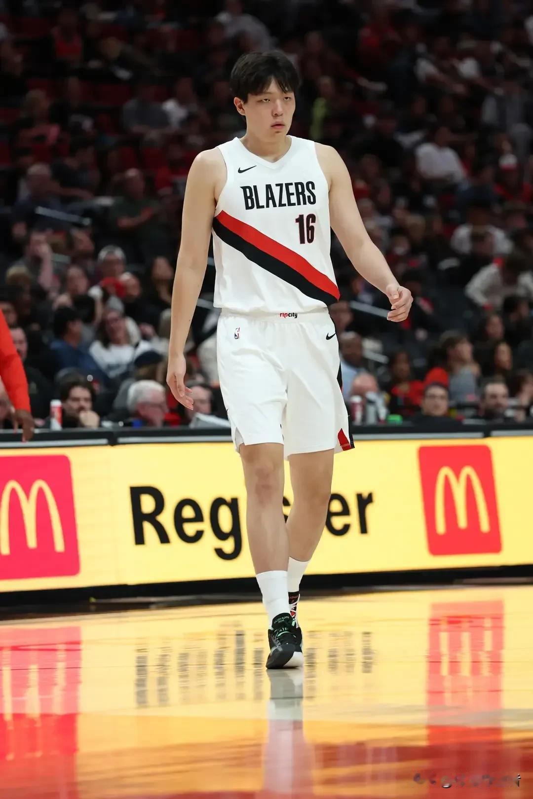 杨瀚森已经连续5场比赛没有登场了，这才是他目前真正的现状，不过未来杨瀚森出场机会