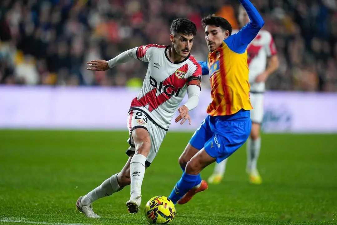 西甲最新积分战报 巴列卡诺无力争7 巴萨皇马黄潜马竞依次相差1分北京时间12月2