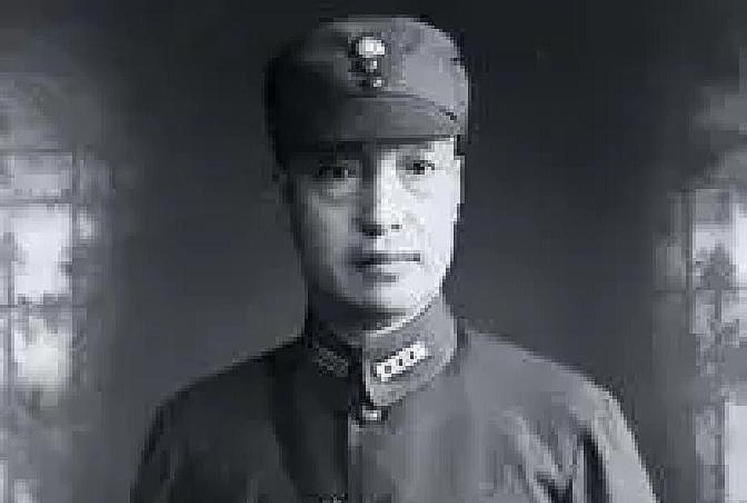 1950 年，36 军军长刘万春接到通知到北京参加会议，可是刚下车，就看到几名全