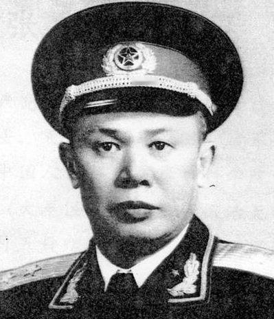 1950年的朝鲜战场上，彭老总军中的一位指挥官，不仅粉碎了麦克阿瑟回家过圣诞的狂