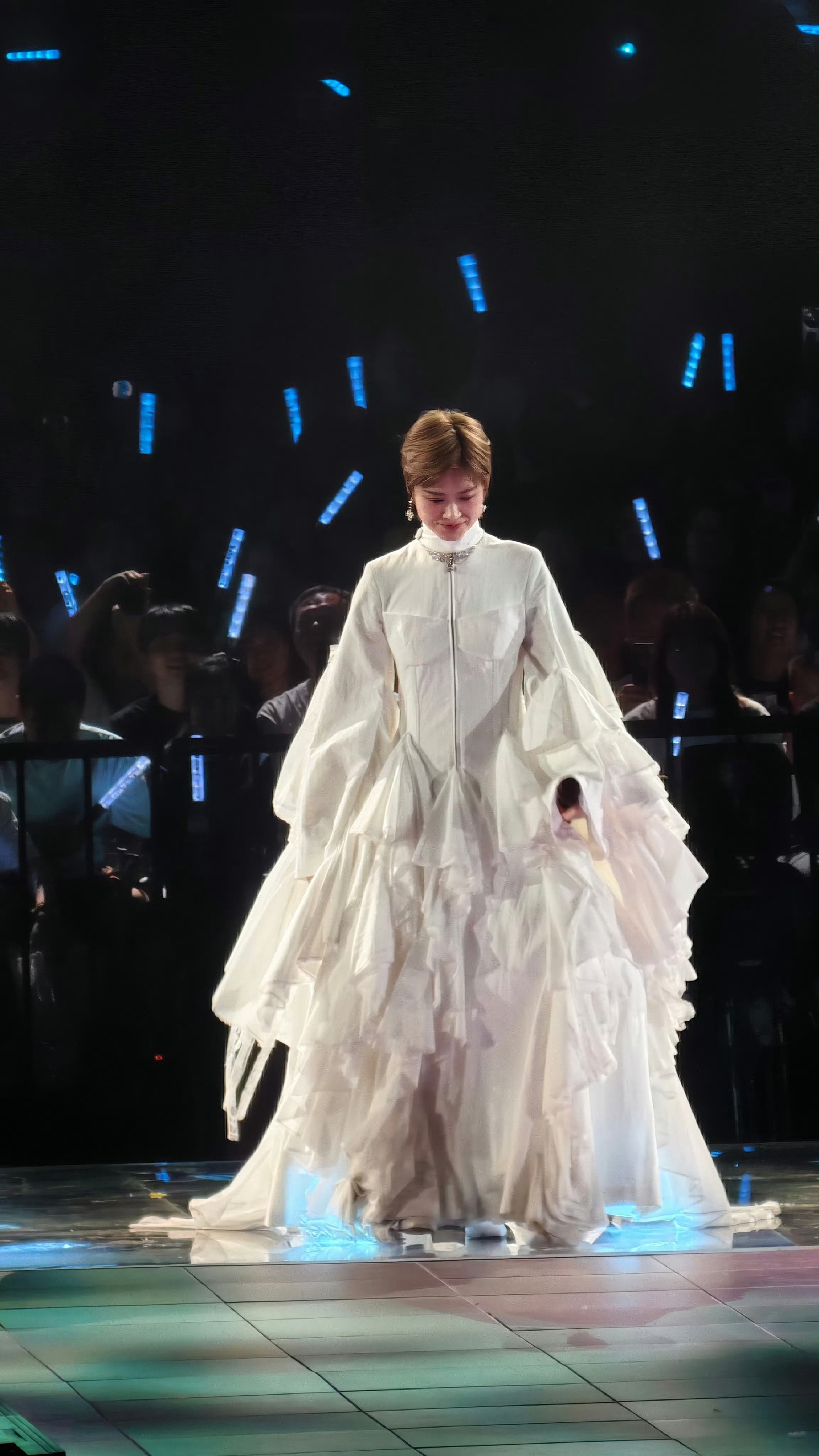 李宇春中古女爵李宇春一条裙子用了两千块布 一亮相便惊艳四座🌟，两千块布赋予裙装