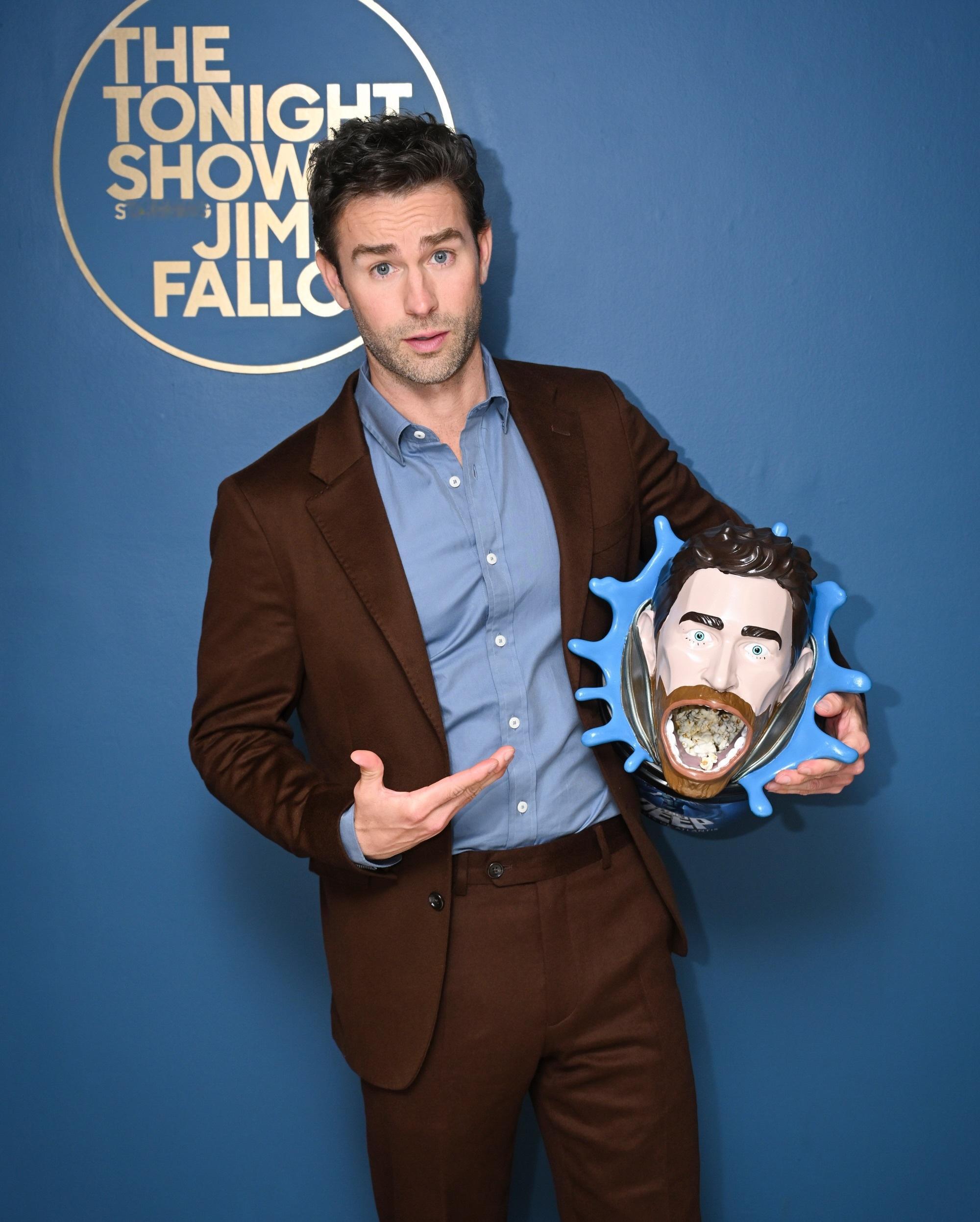 Chace Crawford 携「深海爆米花桶」登上《肥伦秀》 