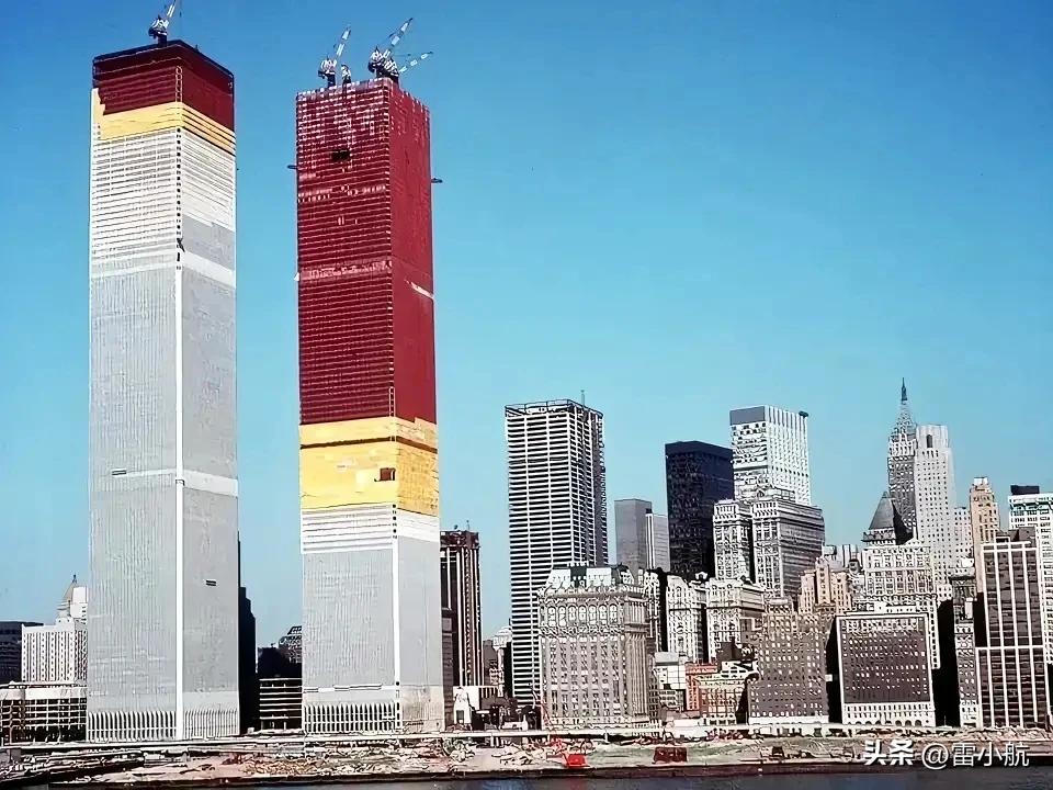 这张照片是纽约世贸大厦1971年建设时拍的，也许是命中注定三十年后有一劫吧。20