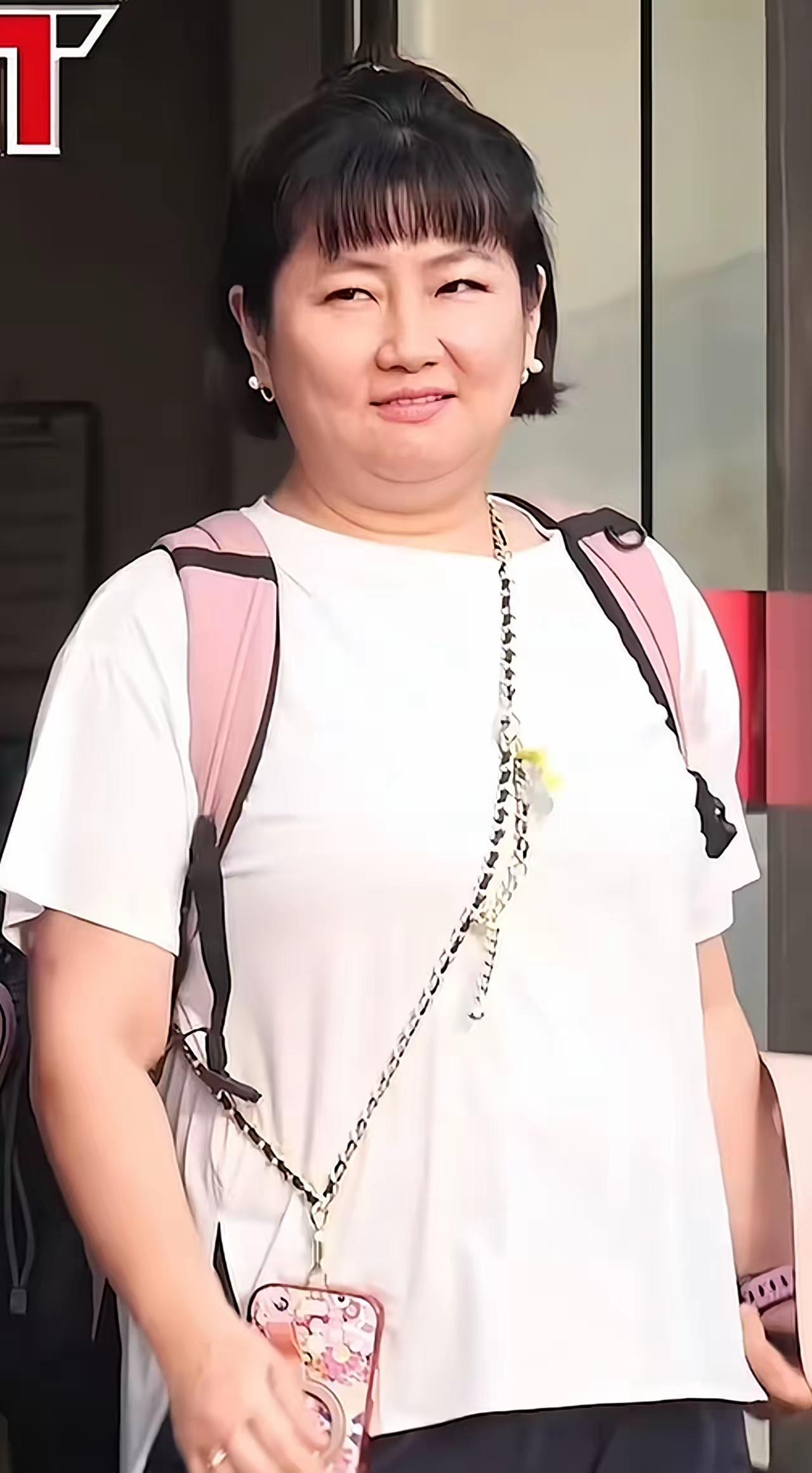 你以为她是贾玲，其实她是Selina。

以前她是she里面最漂亮、最火、声音最